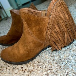 Bought 4 years ago. Only been worn 2 times. Comfortable, best for country styles